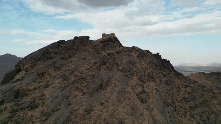 قلعة رعوم على قمة جبل في نجران، لقطة جوية.