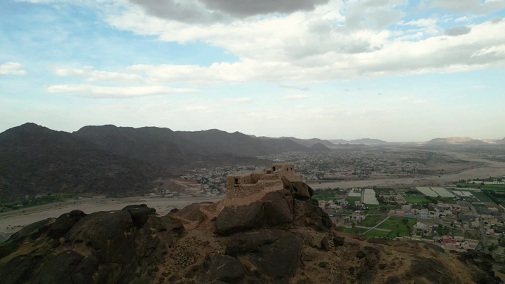 قلعة رعوم في نجران على قمة جبل، لقطة جوية.