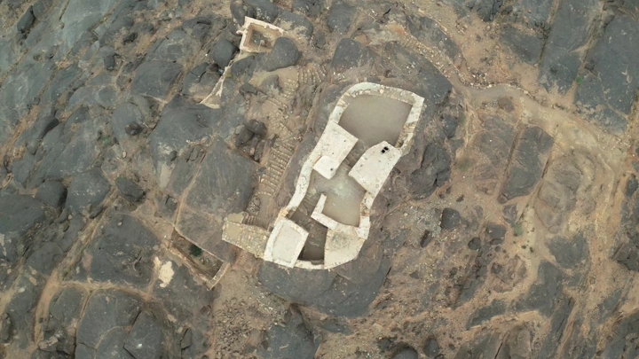 قلعة رعوم في نجران من الأعلى، لقطة جوية.