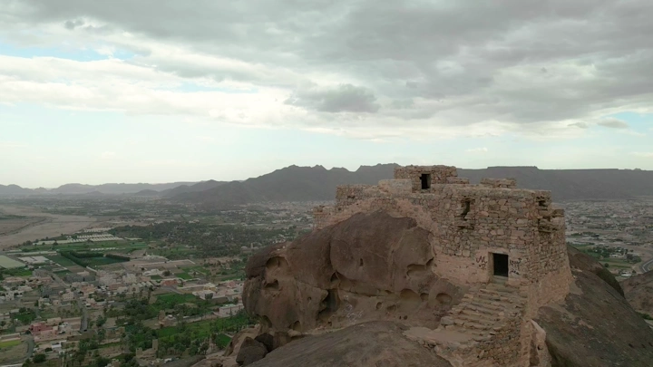 قلعة على قمة جبل في نجران، لقطة جوية.