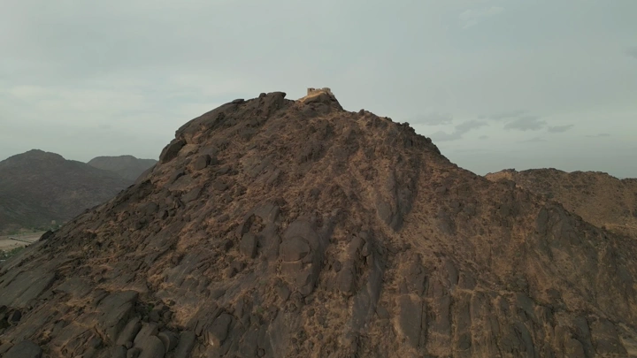 قلعة رعوم على قمة جبل في نجران، لقطة جوية.