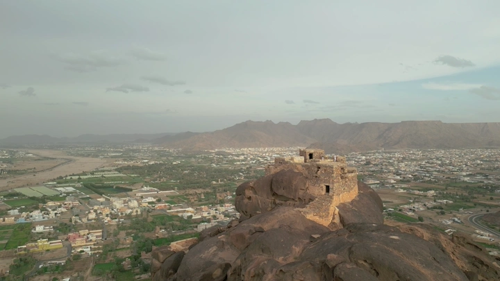 قلعة رعوم في نجران، لقطة جوية نهارية.