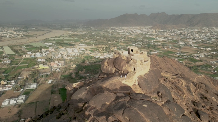 قلعة رعوم على قمة جبل في نجران، لقطة جوية.