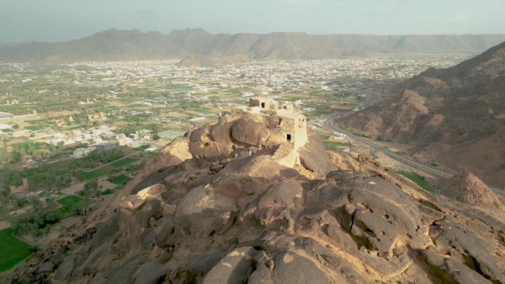 قلعة رعوم على قمة جبل في نجران، لقطة جوية.