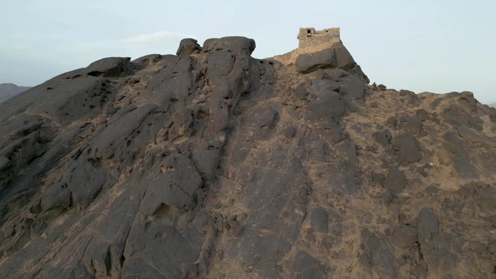 قلعة رعوم على قمة جبل في نجران، لقطة جوية.