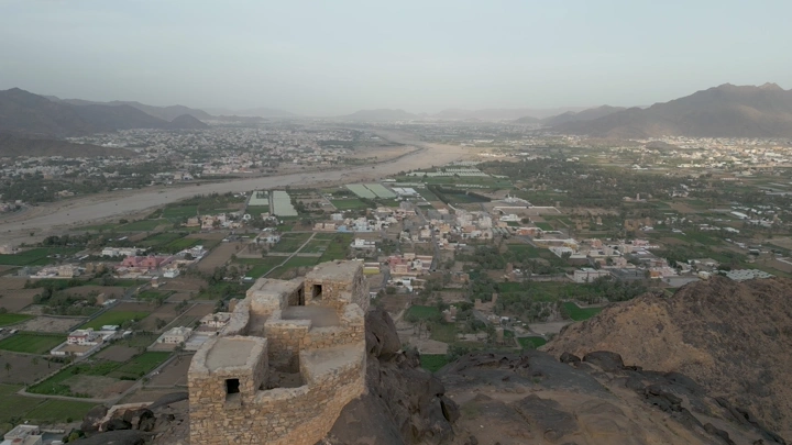 قلعة رعوم تطل على نجران، لقطة جوية.