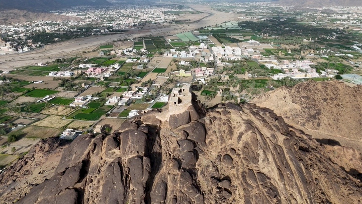قلعة رعوم على جبل في نجران، لقطة جوية.