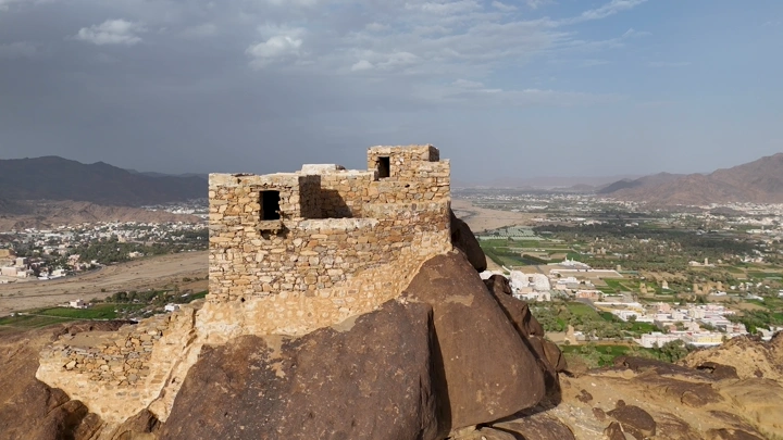 قلعة رعوم على تلة في نجران، لقطة من زاوية مرتفعة.