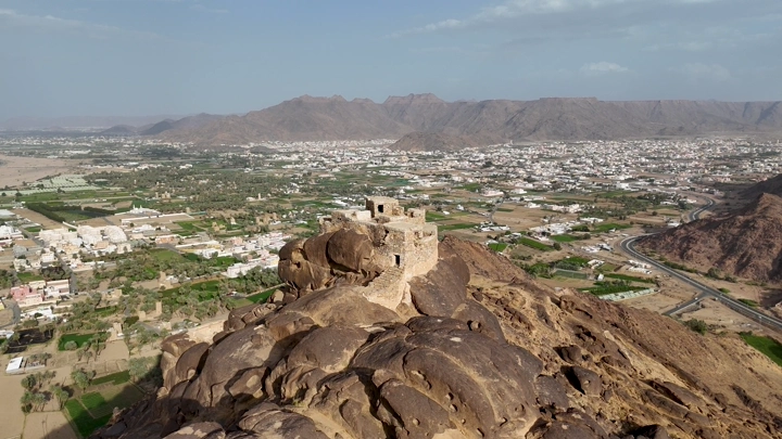 قلعة رعوم على قمة جبل في نجران، لقطة جوية.