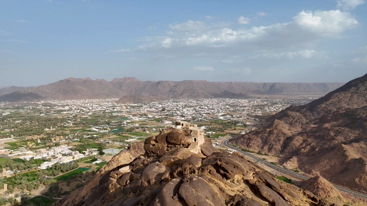 قلعة رعوم على قمة جبل في نجران، لقطة جوية.