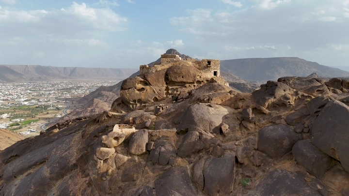 قلعة رعوم على قمة جبل في نجران، لقطة جوية.