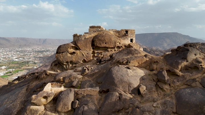 قلعة رعوم على قمة جبل في نجران، لقطة جوية.