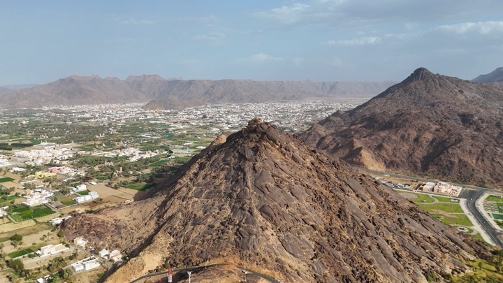 قلعة رعوم على جبل في نجران، لقطة جوية.