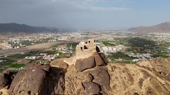 قلعة رعوم تطل على نجران، لقطة جوية.
