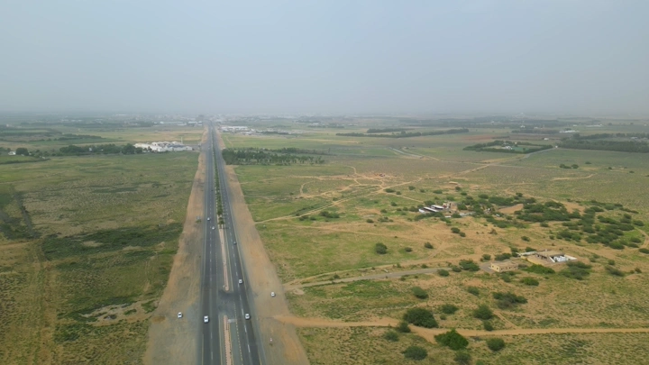 طريق طويل يمر عبر مزارع جيزان، لقطة جوية.