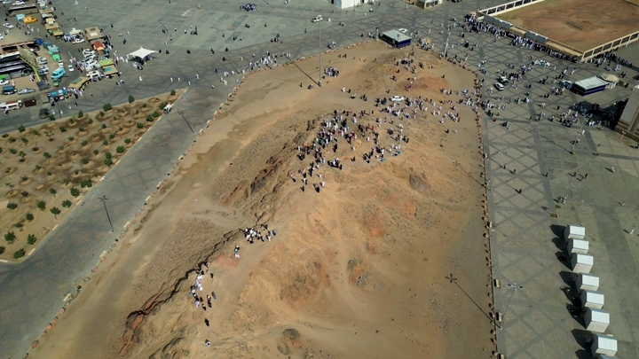 جبل أحد في المدينة المنورة، لقطة جوية نهارية.