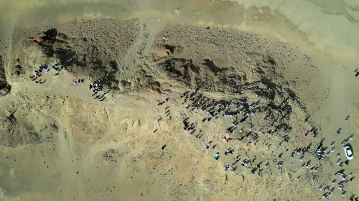 جبل أحد في المدينة المنورة، لقطة جوية تظهر الزوار.