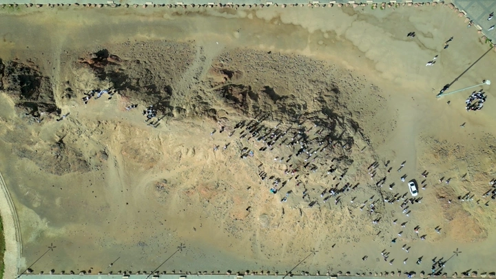 جبل أحد في المدينة المنورة، لقطة جوية.