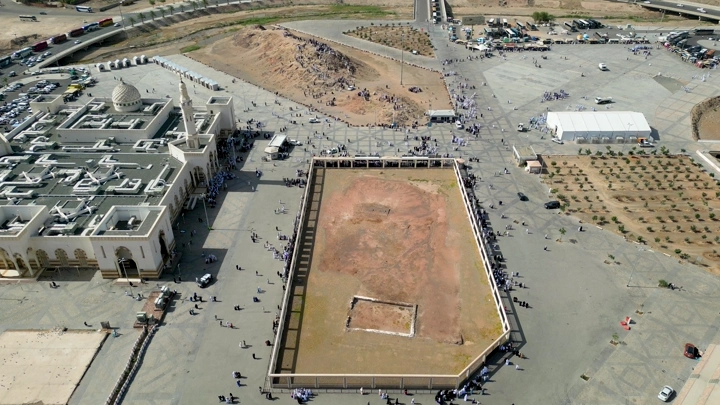 جبل أحد في المدينة المنورة، لقطة جوية نهارية.