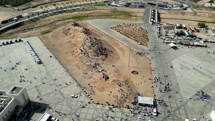 جبل أحد في المدينة المنورة، لقطة جوية نهارية.