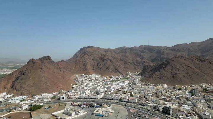 مدينة محاطة بالجبال في المدينة المنورة، لقطة جوية.