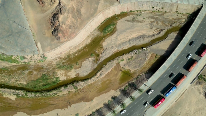 صورة جوية لجبل أحد والطرق المحيطة في المدينة المنورة.