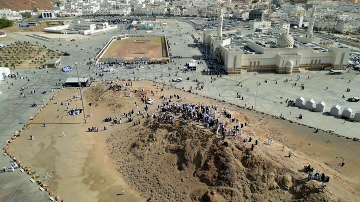 جبل أحد في المدينة المنورة، لقطة جوية نهارية.