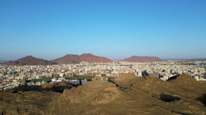 مدينة المدينة المنورة وجبالها في الأفق، لقطة جوية.