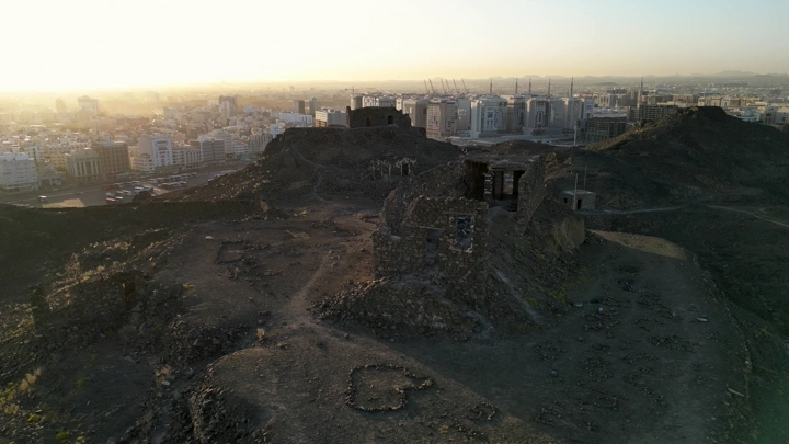 أطلال المساجد السبعة في المدينة المنورة عند الغروب، لقطة جوية.