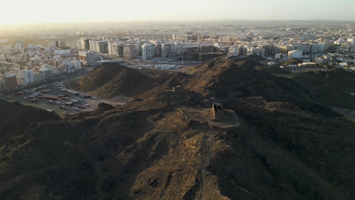 تلال المدينة المنورة عند الغروب، لقطة جوية.