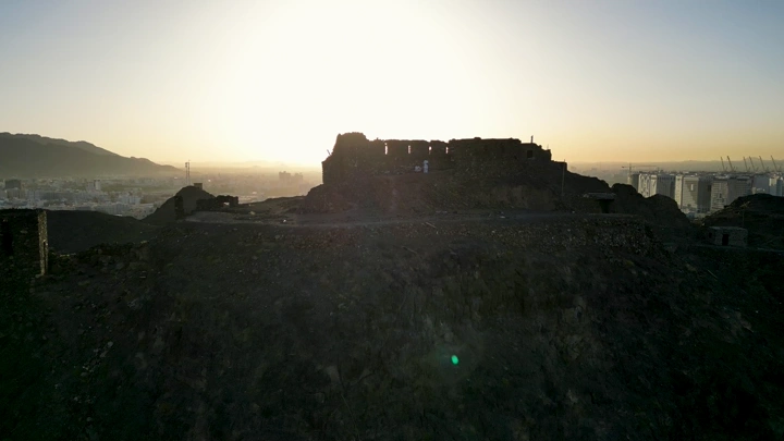 أطلال على تل عند شروق الشمس في المدينة المنورة، لقطة جوية.