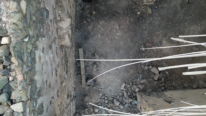 جدار حجري قديم في المدينة المنورة، لقطة من الأعلى.