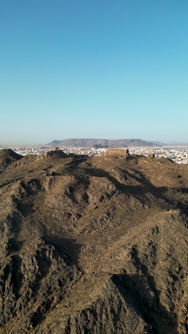 جبال المدينة المنورة تحت سماء زرقاء صافية، لقطة جوية.