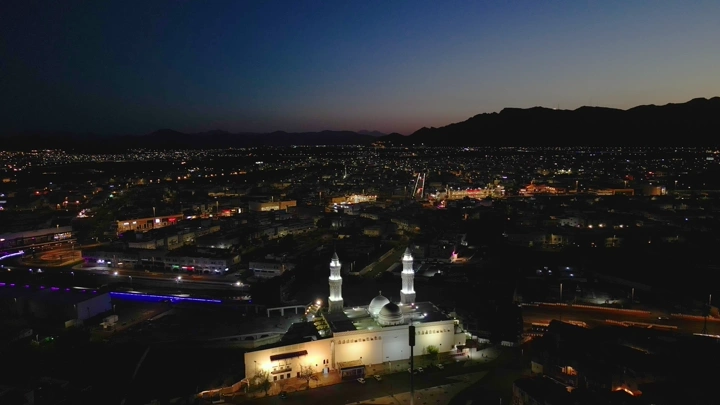 مسجد ذو القبلتين في المدينة المنورة ليلاً، لقطة جوية.