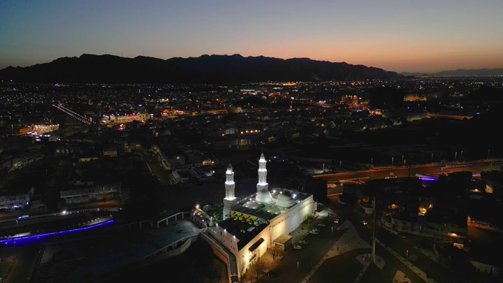 مسجد ذو القبلتين في المدينة المنورة عند الغروب، لقطة جوية.