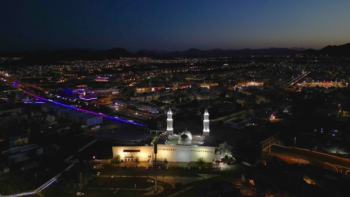 مسجد ذو القبلتين في المدينة المنورة ليلاً، لقطة جوية.