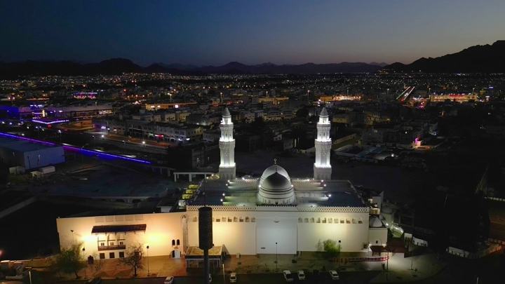 مسجد ذو القبلتين في المدينة المنورة عند الغروب، لقطة جوية.