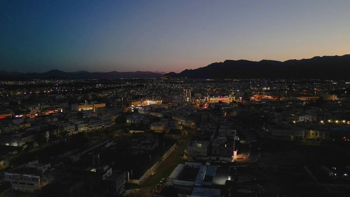 مسجد ذو القبلتين بالمدينة المنوره  مضاءة عند الغسق، لقطة جوية.