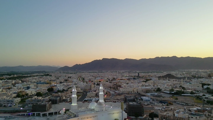 مسجد ذو القبلتين في المدينة المنورة عند الغروب، لقطة جوية.