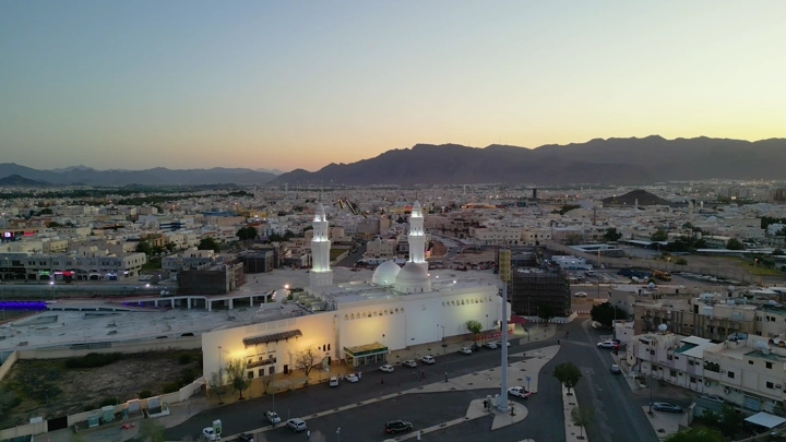 مسجد ذو القبلتين في المدينة المنورة عند الغروب، لقطة جوية.