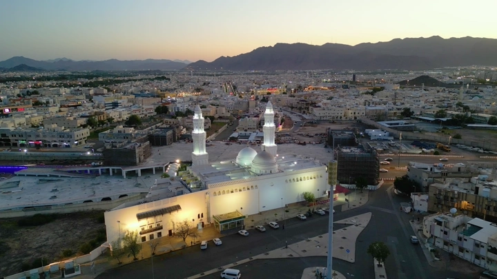 مسجد ذو القبلتين في المدينة المنورة عند الغروب، لقطة جوية.