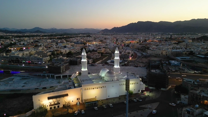مسجد ذو القبلتين في المدينة المنورة عند الغروب، لقطة جوية.