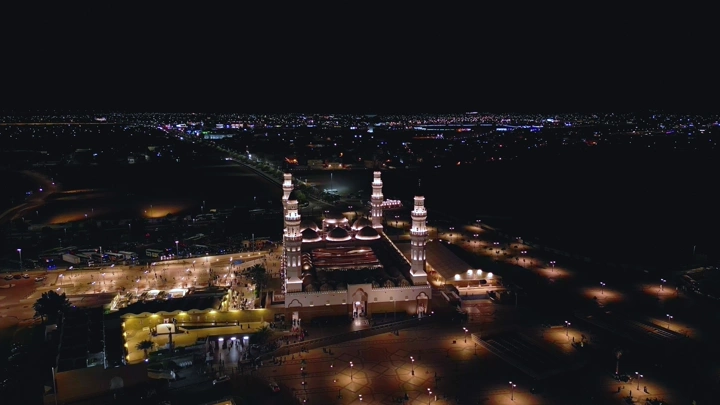 مسجد قباء ليلاً في المدينة المنورة، لقطة جوية.