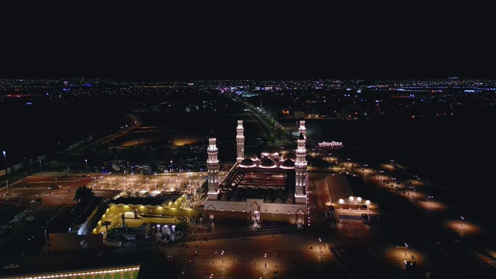 مسجد قباء في المدينة المنورة ليلاً، لقطة جوية.
