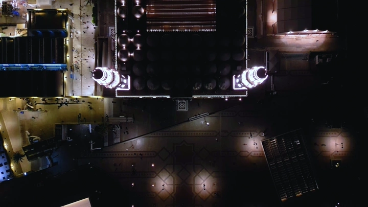 صورة جوية لمسجد قباء في المدينة المنورة ليلاً.