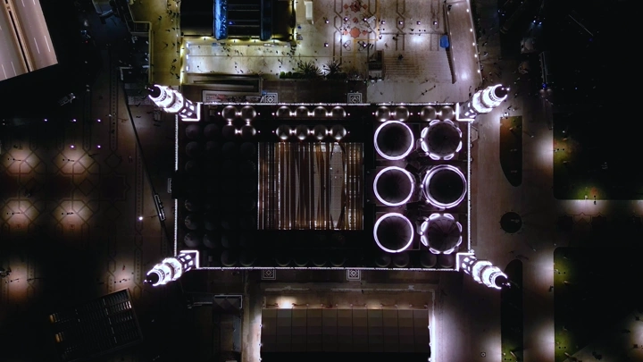 منظر جوي لمسجد قباء في المدينة المنورة ليلاً، لقطة درون.