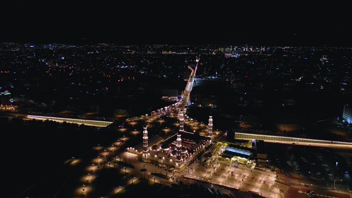 مسجد قباء ليلاً في المدينة المنورة، لقطة جوية.