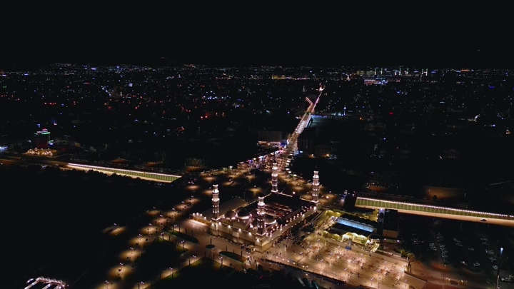 مسجد قباء في المدينة المنورة ليلاً، لقطة جوية.