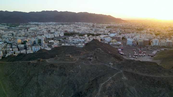 صورة جوية للمدينة المنورة عند الغروب تظهر المساجد السبعة.