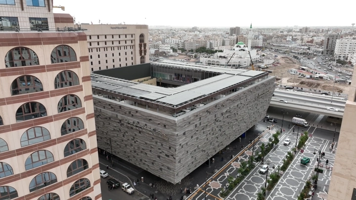 متحف حديث في المدينة المنورة، لقطة جوية نهارية.